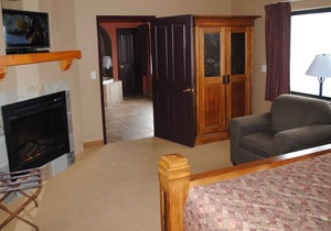 RIVERFRONT.JACUZZI tub!!.FREE Noah's Ark WATER PARK access for SUMMER!!