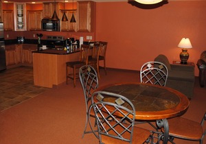 RIVERFRONT.JACUZZI tub!!.FREE Noah's Ark WATER PARK access for SUMMER!!