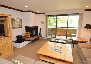 Riverview Unit 8, All the Essentials Riverside Condo with Access to Pool & Hot Tub