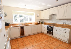 ROBIN COTTAGE, pet friendly, with open fire in Troutbeck