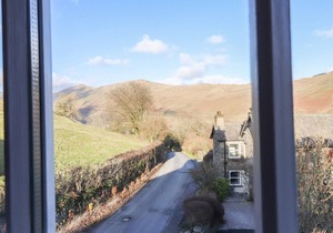 ROBIN COTTAGE, pet friendly, with open fire in Troutbeck