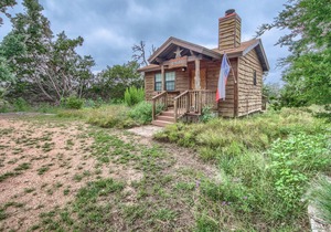 Romantic cabin for 2! Jacuzzi tub, fireplace!
