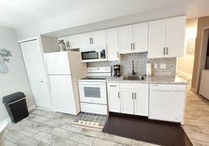 Romantic Getaway Walk-in Suite. Resort Amenities! Remodeled! Excellent Rates!