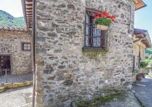 Romantic home in Comano (MS) with sauna