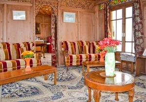 Room in a houseboat on Nigeen Lake, by GuestHouser 4846