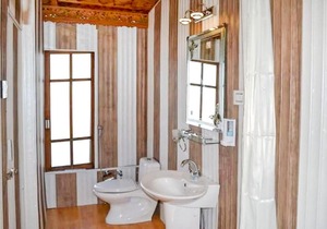 Room in a houseboat on Nigeen Lake, by GuestHouser 4846