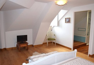 ROOMS, Bordeaux region, wine route, baths, cures.