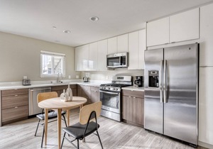 Roomy Campbell 1BR w/Gym, Pool & Hot Tub, walk to WF & TJ, by Blueground