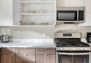 Roomy Campbell 1BR w/Gym, Pool & Hot Tub, walk to WF & TJ, by Blueground