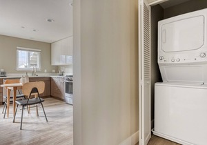 Roomy Campbell 1BR w/Gym, Pool & Hot Tub, walk to WF & TJ, by Blueground