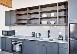 Roomy Lincoln Park 2BR w/Lounge, Roof & Gym, near DePaul, by Blueground