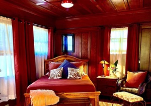 Royal Banyan Suite @ Vibrant Vegan Guesthouse/ Alcohol-free, smoke-free
