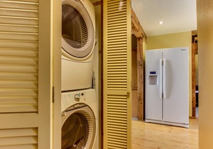 Rustic-Chic Home w/ Private Hot Tub, SHARC Access, Shared Pool - Great Location