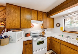 Rustic Condo with Shared Pool & Hot Tub - Walking Distance to Huntington Lake
