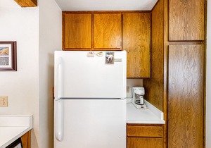 Rustic Condo with Shared Pool & Hot Tub - Walking Distance to Huntington Lake