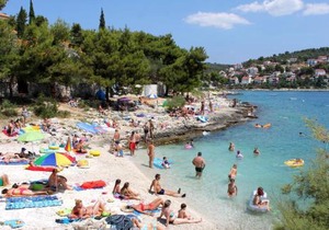 Seaside apartments with a swimming pool Rastici, Ciovo - 1084