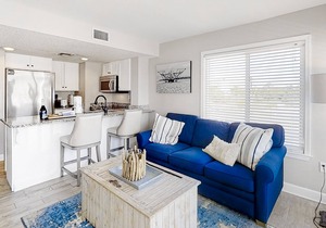 Second-floor condo with pool, hot tub, balcony & central AC