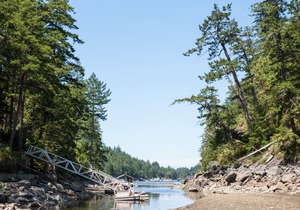 Secret Cove Waterfront Suite with Hot Tub