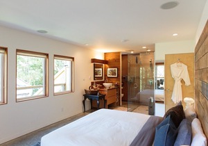 Secret Cove Waterfront Suite with Hot Tub