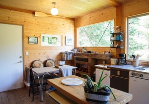 Secret Cove Waterfront Suite with Hot Tub