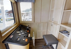 Shasta Marina at Packers Bay's Sumerset Houseboat.