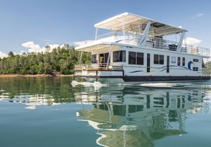Shasta Marina's Thoroughbred Houseboat