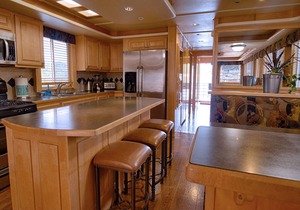 Shasta Marina's Thoroughbred Houseboat