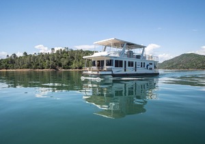 Shasta Marina's Thoroughbred Houseboat
