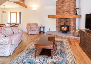 SHERWOOD LODGE, luxury holiday cottage, with hot tub in Wisbech