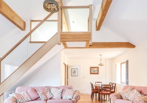 SHERWOOD LODGE, luxury holiday cottage, with hot tub in Wisbech