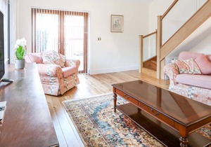 SHERWOOD LODGE, luxury holiday cottage, with hot tub in Wisbech