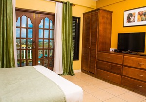 Simply Heavenly!!! Large Self Catered Two Bedroom Apartment With Huge Pool