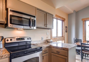 Ski Hill 32-Walk to Gondola & Main Street-Onsite Hot Tubs-Great Location!
