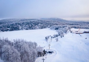Ski-in/out 1 Bdrm Chalet w sauna on slopes, lake & golf course - sleeps 2