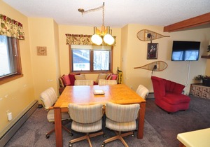 Ski-in/out 3 Bdrm Chalet w sauna on slopes, lake & golf course - Sleeps 8