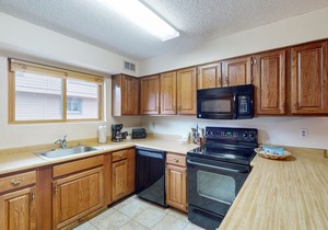 Ski-in/ski-out townhome w/garage, shared pool/hot tub, steps to lifts/Main St