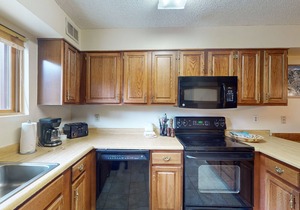 Ski-in/ski-out townhome w/garage, shared pool/hot tub, steps to lifts/Main St