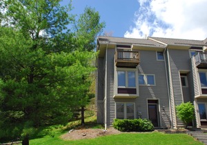 Ski In/Ski Out townhome with Lake Access & a Hot tub in the heart of DCL!
