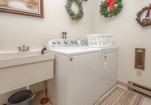 Ski In/Ski Out Townhouse #01 w/Lake Access, Hot Tub, & Wood Fireplace!