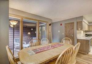 Ski in-Steps to the Gondola - Dtown location - Hot Tub and WiFi