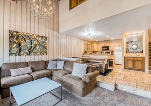 Ski & mountain-view condo with pool & hot tub - near ski slopes