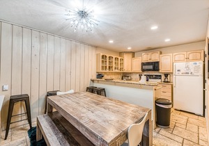 Ski & mountain-view condo with pool & hot tub - near ski slopes