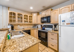 Ski & mountain-view condo with pool & hot tub - near ski slopes