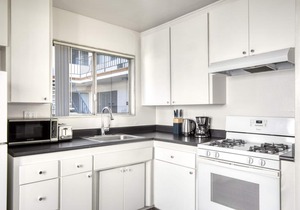 Sleek Burbank Studio w/Courtyard & Pool, near restaurants, by Blueground