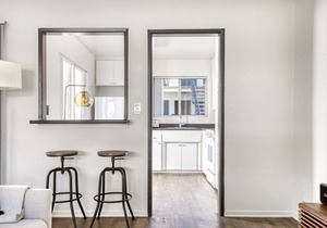 Sleek Burbank Studio w/Courtyard & Pool, near restaurants, by Blueground