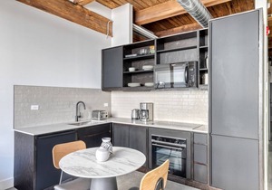 Sleek Lincoln Park 1BR w/Lounge, Roof & Gym, near DePaul, by Blueground