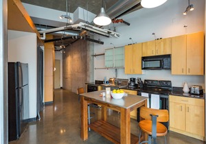Sleep 6! Stylish Loft Near Broadway!