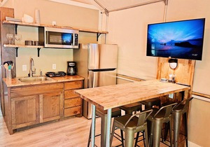 Sleeps 6! Brand new Cabin with many amenities: Pool, hot tub, kayaking! - RC14