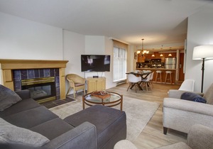 Slopeside 2 bed/2 bath w LARGE outdoor pool & H/T