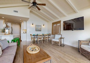 Snowbird-friendly waterfront oasis near golf with beach access, balcony, & W/D